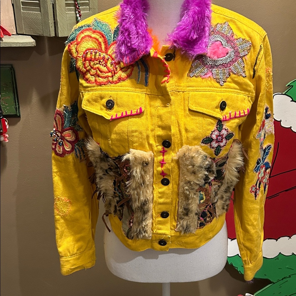 NWT Amtica Santonia by Giaccomo Cinque Embroidered Yellow Coat w/lot of details